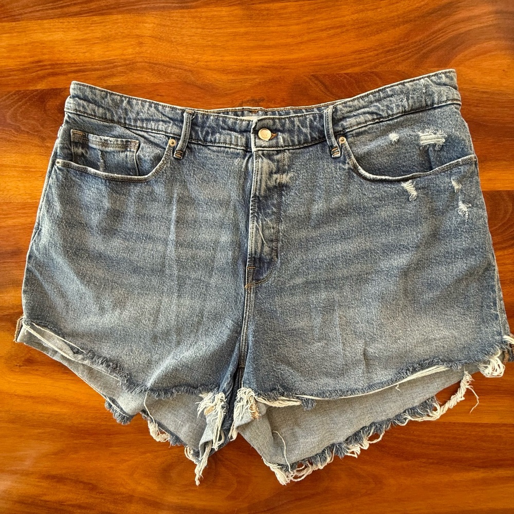 Good American Good Girlfriend Distressed Denim Shorts Size 18